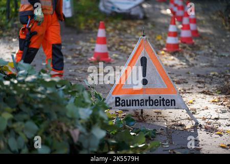 Hamburg, Deutschland. 06. Oktober 2022. "Baumarbeit" steht auf einem Schild im Stadtteil Eimsbüttel. Kredit: Marcus Brandt/dpa/Alamy Live Nachrichten Stockfoto