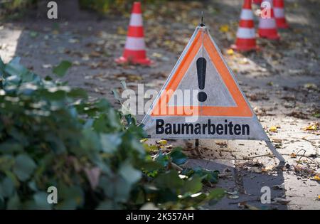 Hamburg, Deutschland. 06. Oktober 2022. "Baumarbeit" steht auf einem Schild im Stadtteil Eimsbüttel. Kredit: Marcus Brandt/dpa/Alamy Live Nachrichten Stockfoto