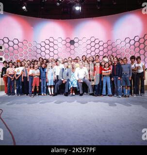 Kinder Dalli Dalli, Spielshow, Deutschland 1971 - 1986, Sendung vom November 1977, Mitwirkende: Moderator Hans Rosenthal, Assistentin Monika Sundermann und Schnellzeichner Oskar Inmitten der Kinder. Stockfoto