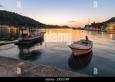 Sonnenuntergang im Hafen von Sipan, Insel Sipan, Elafiti, Kroatien Stockfoto