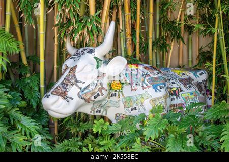 Die lebensgroße CowParade-Kuhskulptur in Newport Beach, Kalifornien Stockfoto