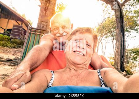 Senior Happy Couple nimmt Selfie in Thailand Reise - Abenteuer Konzept der aktiven älteren Menschen und Spaß auf der ganzen Welt mit neuen Technologien - warm satu Stockfoto