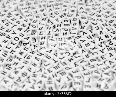 Verstreute zyrile Buchstaben auf weißem Hintergrund schwarz-weiß Foto Stockfoto