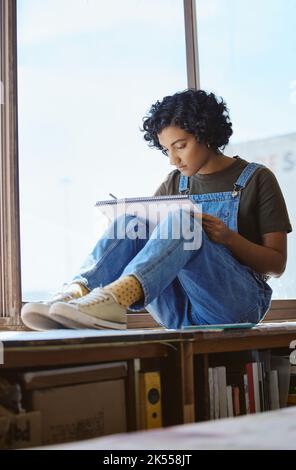 Kreativ, Kunst und Frau zeichnen am Fenster und sitzen in ihrem künstlerischen Studio oder Werkstatt. Kreativität Handwerk, Hobby und professionelle Mädchen Künstlerin Stockfoto