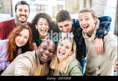 Multikulturelle Jungs und Mädchen nehmen Selfie im Freien auf städtischem Hintergrund - Happy Milenial Lifestyle-Konzept mit jungen multiethnischen trendigen Menschen zu haben Stockfoto