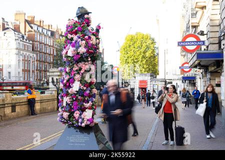 REDAKTIONELLE VERWENDUNG NUR die Sherlock Holmes Statue wird von Netflix mit einer Blumenverjüngungskur ausgestattet, um die Veröffentlichung ihrer neuesten Fortsetzung 'Enola Holmes 2' vor dem Bahnhof Baker Street in London zu feiern. Bilddatum: Donnerstag, 6. Oktober 2022. Stockfoto