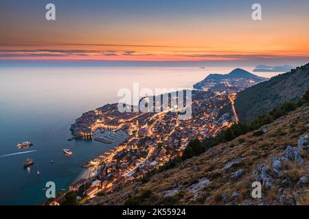 Stadt Dubrovnik nach Sonnenuntergang, Kroatien Stockfoto