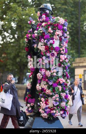 REDAKTIONELLE VERWENDUNG NUR die Sherlock Holmes Statue wird von Netflix mit einer Blumenverjüngungskur ausgestattet, um die Veröffentlichung ihrer neuesten Fortsetzung 'Enola Holmes 2' vor dem Bahnhof Baker Street in London zu feiern. Bilddatum: Donnerstag, 6. Oktober 2022. Stockfoto