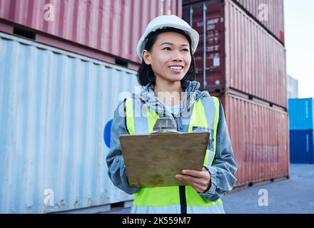 Versand-, Fracht- und Logistikmanagement mit Frau, die Liefer- und Lageraufträge, Lagerbestände und Lagerkontrollen trägt. Werk, Checkliste und Stockfoto
