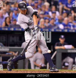 Kansas City, USA. 16.. Mai 2017. Aaron Judge der New York Yankees schließt sich an eine Single im siebten Inning gegen die Kansas City Royals im Kauffman Stadium am 16. Mai 2017 in Kansas City, Missouri. (Foto: John Sleezer/Kansas City Star/TNS/Sipa USA) Quelle: SIPA USA/Alamy Live News Stockfoto