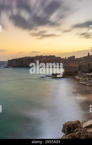 Dämmerung Dämmerung nach Sonnenuntergang, blaue Stunde, in Dubrovnik Altstadt, Kroatien Stockfoto