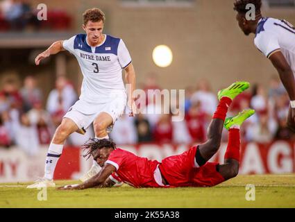 Bloomington, Usa. 05. Oktober 2022. Herbert Endeley von der Indiana University (Nr. 17) wird während des NCAA Men's Soccer Spiels zwischen der Indiana University und Notre Dame im Bill Armstrong Stadium verschmutzt. Endergebnis: Indiana University 1:0 Notre Dame. (Foto von Jeremy Hogan/SOPA Images/Sipa USA) Quelle: SIPA USA/Alamy Live News Stockfoto