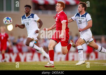 Bloomington, Usa. 05. Oktober 2022. Ryan Wittenbrink von der Indiana University (Nr. 18) in Aktion während des NCAA Männer Fußballspiels zwischen der Indiana University und Notre Dame im Bill Armstrong Stadium. Endergebnis: Indiana University 1:0 Notre Dame. (Foto von Jeremy Hogan/SOPA Images/Sipa USA) Quelle: SIPA USA/Alamy Live News Stockfoto