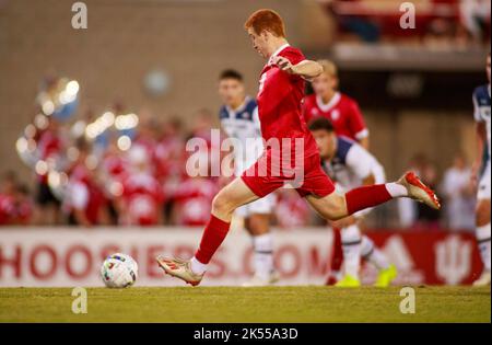 Bloomington, Usa. 05. Oktober 2022. Ryan Wittenbrink von der Indiana University (Nr. 18) in Aktion während des NCAA Männer Fußballspiels zwischen der Indiana University und Notre Dame im Bill Armstrong Stadium. Endergebnis: Indiana University 1:0 Notre Dame. (Foto von Jeremy Hogan/SOPA Images/Sipa USA) Quelle: SIPA USA/Alamy Live News Stockfoto