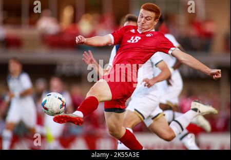 Bloomington, Usa. 05. Oktober 2022. Ryan Wittenbrink von der Indiana University (Nr. 18) in Aktion während des NCAA Männer Fußballspiels zwischen der Indiana University und Notre Dame im Bill Armstrong Stadium. Endergebnis: Indiana University 1:0 Notre Dame. (Foto von Jeremy Hogan/SOPA Images/Sipa USA) Quelle: SIPA USA/Alamy Live News Stockfoto