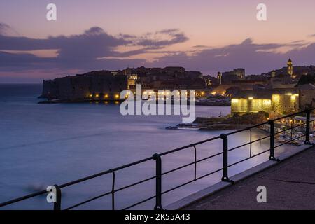 Dämmerung Dämmerung nach Sonnenuntergang, blaue Stunde, in Dubrovnik Altstadt, Kroatien Stockfoto