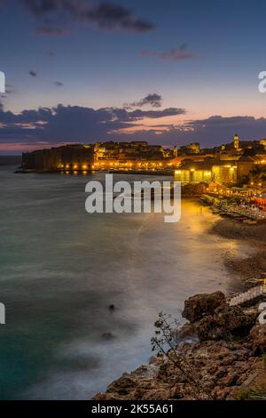 Dämmerung Dämmerung nach Sonnenuntergang, blaue Stunde, in Dubrovnik Altstadt, Kroatien Stockfoto