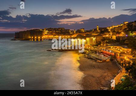 Dämmerung Dämmerung nach Sonnenuntergang, blaue Stunde, in Dubrovnik Altstadt, Kroatien Stockfoto