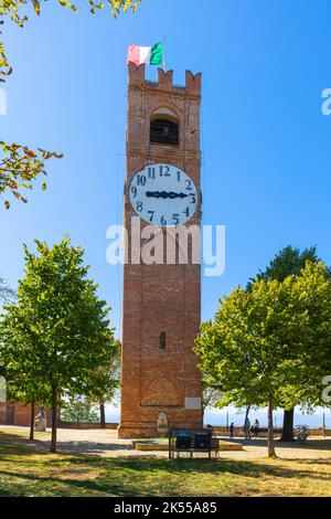 Der Uhrenturm von Mondovì, Provinz Cuneo, Piemont, Norditalien. Die schöne Stadt liegt auf dem Monte reale Hügel. Die Stadt ist geteilt i Stockfoto