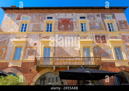 Gouverneurspalast in Mondovi Piazza Maggiore, mittelalterliches Gebäude mit Fresken an der Ziegelfassade. Provinz Cuneo, Piemont, Norditalien. Das schöne Stockfoto