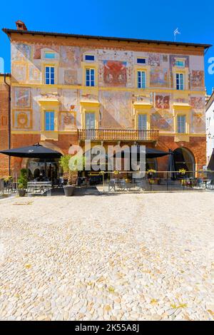 Gouverneurspalast in Mondovi Piazza Maggiore, mittelalterliches Gebäude mit Fresken an der Ziegelfassade. Provinz Cuneo, Piemont, Norditalien. Das schöne Stockfoto