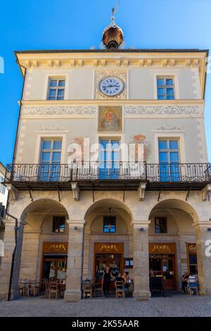 Piazza Maggiore in der Stadt Mondovi. Mittelalterliche Gebäude mit Fresken an der Ziegelfassade. Region Piemont in Norditalien. Die schöne Stadt liegt am Th Stockfoto