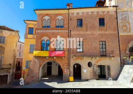 Piazza Maggiore in der Stadt Mondovi. Mittelalterliche Gebäude mit Fresken an der Ziegelfassade. Region Piemont in Norditalien. Die schöne Stadt liegt am Th Stockfoto