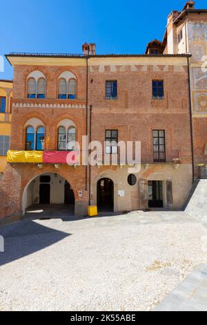 Piazza Maggiore in der Stadt Mondovi. Mittelalterliche Gebäude mit Fresken an der Ziegelfassade. Region Piemont in Norditalien. Die schöne Stadt liegt am Th Stockfoto