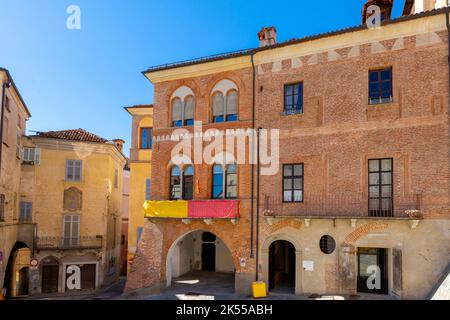 Piazza Maggiore in der Stadt Mondovi. Mittelalterliche Gebäude mit Fresken an der Ziegelfassade. Region Piemont in Norditalien. Die schöne Stadt liegt am Th Stockfoto