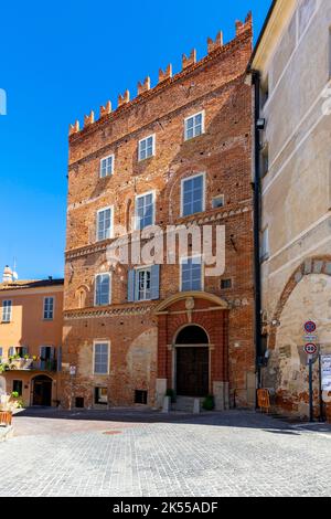 Palazzo dei Bressani an der Piazza Maggiore, mittelalterliches Gebäude mit Fresken an der Ziegelfassade. Stadt Mondovì, Region Piemonte (Piemont), Nordwestitalien. I Stockfoto