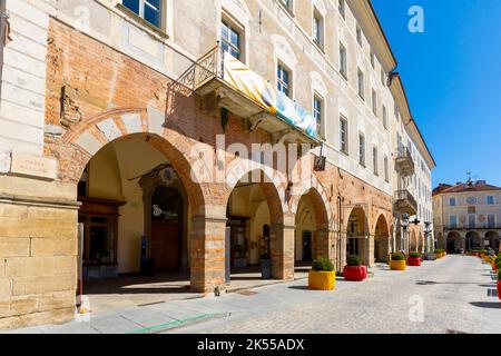 Piazza Maggiore in der Stadt Mondovi. Mittelalterliche Gebäude mit Fresken an der Ziegelfassade. Region Piemont in Norditalien. Die schöne Stadt liegt am Th Stockfoto