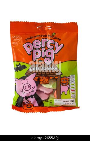 Ein Päckchen mit M&S Percy Pig bekommt gruselige Süßigkeiten mit echtem Fruchtsaft, die für Halloween auf weißem Hintergrund isoliert bereit sind Stockfoto