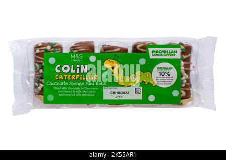 Paket von Marks & Spencer Colin der Caterpillar Schokolade Schwamm Mini rollt Kuchen isoliert auf weißem Hintergrund Stockfoto