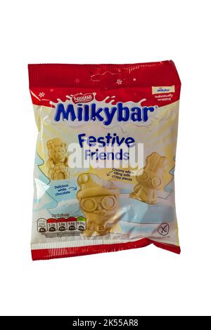 Beutel mit Nestle Milky Bar MilkyBar Festive Friends isoliert auf weißem Hintergrund - weiße Schokolade mit einer cremigen Füllung und knusprigen Stücken Stockfoto