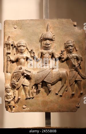 Bronzen aus Benin, ausgestellt im British Museum, Messingtafeln aus dem königlichen Hofpalast des Königreichs Benin, 16-17. Jahrhundert, London, Großbritannien Stockfoto