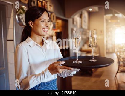 Kellnerin, Weinglas Tablett und Gastfreundlichkeit Service im Restaurant, Café und feinen Speisen Weingut. Glückliche Frau, Barkeeper und Sommelier, die Luxus für die Gastronomie bietet Stockfoto