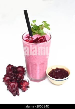 Hibiscus Smoothie auf weißem Hintergrund aus nächster Nähe Stockfoto