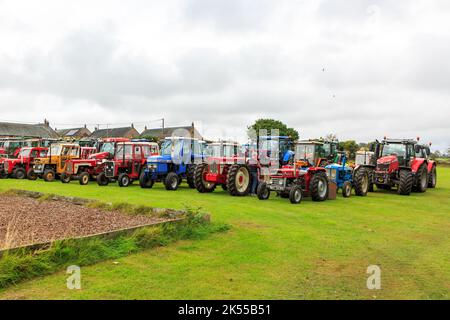 Brydkirk, Schottland - 04. September 2022: Eine Sammlung alter und neuer Traktoren parkte auf, um an einem lokalen Spendenlauf teilzunehmen Stockfoto