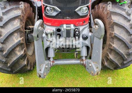 Brydkirk, Schottland - 04. September 2022: Massey Ferguson Traktor mit hydraulischer Dreipunktanhängung vorn Stockfoto