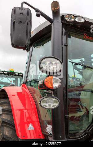 Brydkirk, Schottland - 04. September 2022: Seitenansicht eines Massey Ferguson-Traktorkabinen mit Arbeitsleuchten und Auspuff Stockfoto