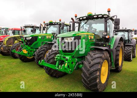 Brydkirk, Schottland - 04. September 2022: Zwei John Deere 6155R-Traktoren parkten auf, um an einem lokalen Spendenlauf teilzunehmen Stockfoto