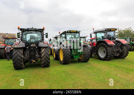 Brydkirk, Schottland - 04. September 2022: Rückansicht von New Holland, John Deere und Massey Ferguson Traktoren geparkt warten auf die Teilnahme an einem lokalen nehmen Stockfoto