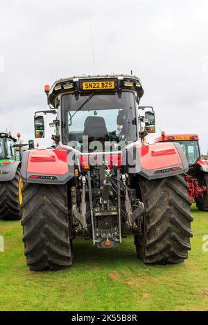 Brydkirk, Schottland - 04. September 2022: Rückansicht eines Massey Ferguson 8S225 Traktors mit Dreipunktgestänge und Pickup Stockfoto