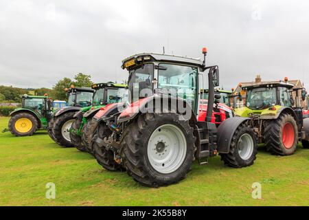 Brydkirk, Schottland - 04. September 2022: Seitenansicht eines Massey Ferguson 8S225 Traktors mit Dreipunktgestänge und Pickup Stockfoto