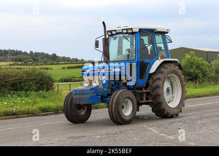 Eastriggs, Schottland - 04. September 2022: Ein alter Ford 6410 Traktor, der von einem örtlichen Wohltätigkeitslauf zurückkehrt Stockfoto