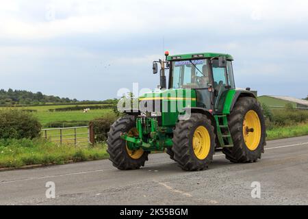 Eastriggs, Schottland - 04. September 2022: John Deere 7810 Traktor kehrt von einem lokalen Wohltätigkeitslauf zurück Stockfoto