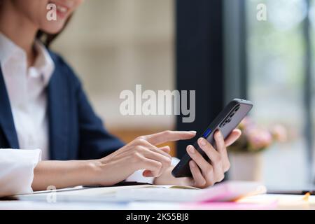 Eine Geschäftsfrau vervollständigt KYC mithilfe eines Online-Banking-Programms, um ein digitales Sparkonto zu eröffnen. Die Definition von Cyber-Sicherheit Stockfoto