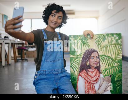 Frau, Telefon Selfie oder Kunst Malerei für E-Commerce-Website, Online-Shop oder kreativ über uns Marke. Smile, Happy Artist oder mobile Technologie Stockfoto