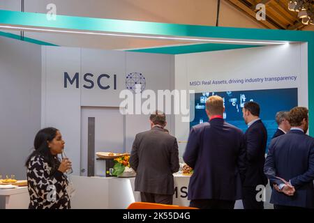 München, Deutschland. 06. Oktober 2022. Der 24. Internationale Fachmesse für Immobilien und Investitionen Expo Real am 6.10.2022 in München. Seit 1998 findet die Fachmesse für Immobilien und Investitionen jährlich im Oktober in der bayerischen Landeshauptstadt München statt. Heuer vom 4.10.2022 bis zum 6.10.2022. - Auf der Internationalen Fachmesse für Immobilien und Investitionen 24. in München, Deutschland, am 6. Oktober 2022. Seit 1998 findet die Real Expo in München statt, dieses Jahr vom 4. Oktober bis 6. Oktober. (Foto: Alexander Pohl/Sipa USA) Quelle: SIPA USA/Alamy Live News Stockfoto