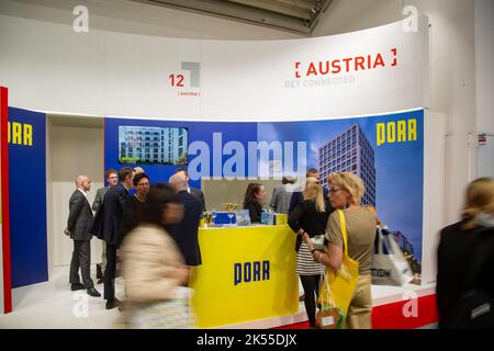 München, Deutschland. 06. Oktober 2022. PORR bei der 24. Internationale Fachmesse für Immobilien und Investitionen Expo Real am 6.10.2022 in München. Seit 1998 findet die Fachmesse für Immobilien und Investitionen jährlich im Oktober in der bayerischen Landeshauptstadt München statt. Heuer vom 4.10.2022 bis zum 6.10.2022. - PORR auf der Internationalen Fachmesse für Immobilien und Investitionen Expo Real 24. in München, Deutschland, am 6. Oktober 2022. Seit 1998 findet die Real Expo in München statt, dieses Jahr vom 4. Oktober bis 6. Oktober. (Foto: Alexander Pohl/Sipa USA) Quelle: SIPA USA/Alamy Live News Stockfoto